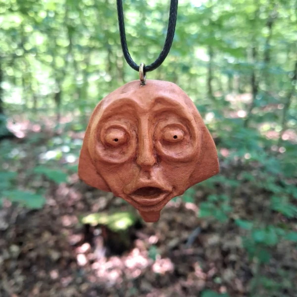 Zadziwienie - Ręcznie rzeźbiona drewniana zawieszka / Wonder - Hand-carved wooden pendant